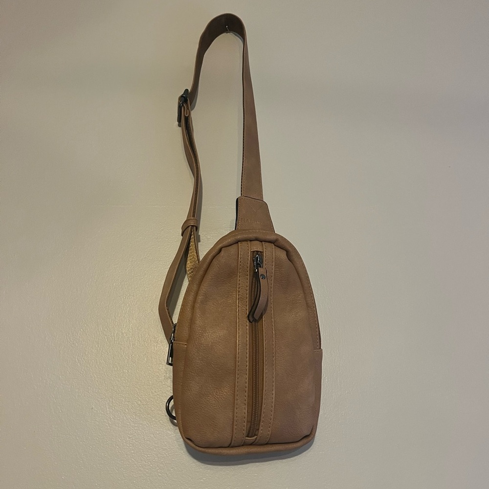 Two cross body purses—1 Tan, 1 Black